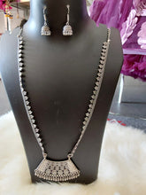 Load image into Gallery viewer, Long oxidized jewellery set
