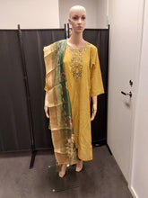 Load image into Gallery viewer, Women kurta,pant and Dupatta

