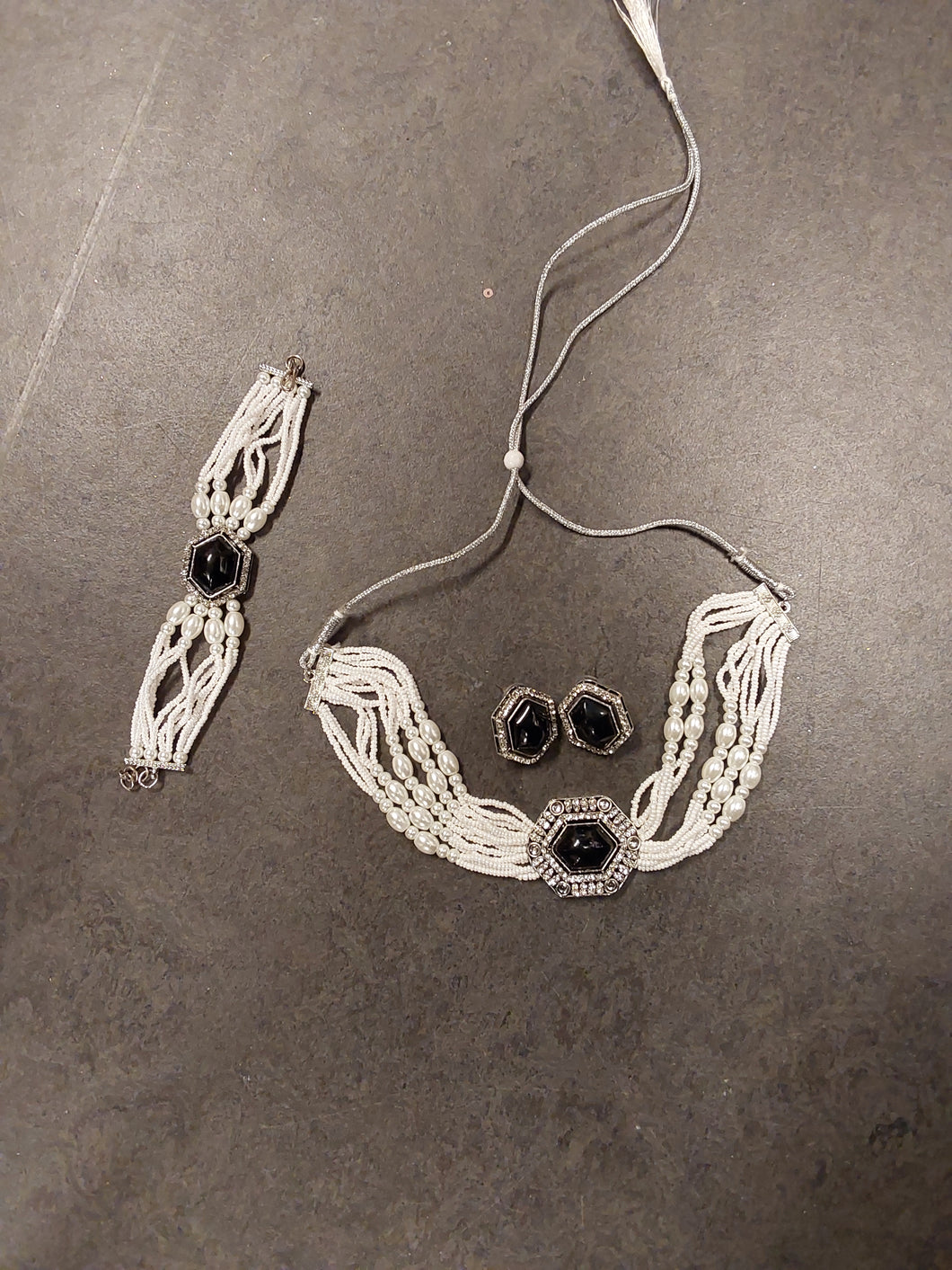 Neck jewellery set Earrings and bracelet